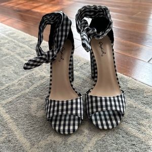 NWOT Checkered heels size 6